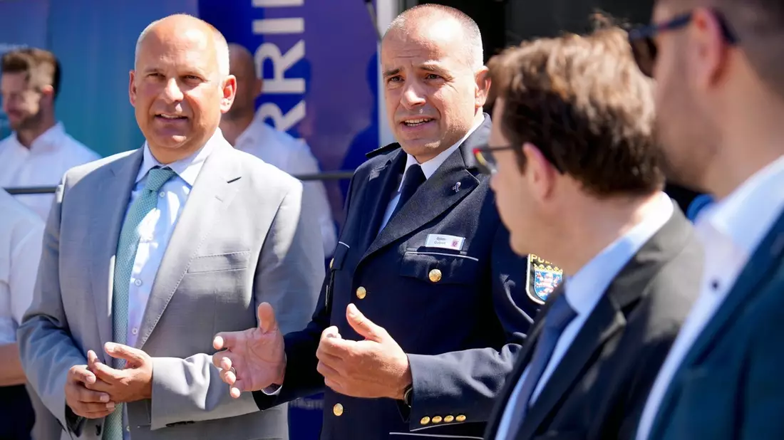 POL-DA: Darmstadt: Respekt zeigen - Respekt erfahren: Begegnungen mit der Blaulichtfamilie / Einsatzkräfte im Dialog mit Bürgerinnen und Bürgern auf dem Friedensplatz - Bild: presseportal.de