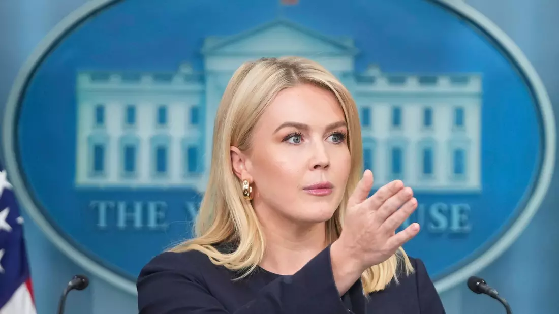 Trumps Sprecherin Karoline Leavitt hat Amazon kritisiert. (Archivbild) - Bild: Mark Schiefelbein/AP/dpa