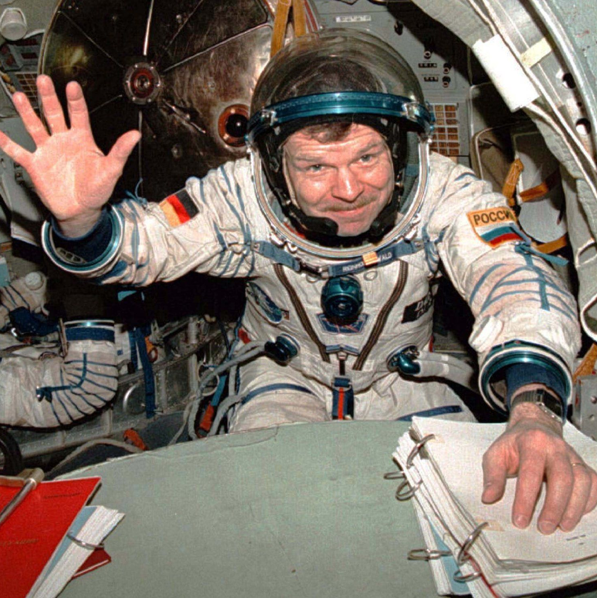 Reinhold Ewald war 1997 für drei Wochen auf der damaligen russischen Raumstation «Mir». (Archivbild) - Foto: Mashatin/dpa