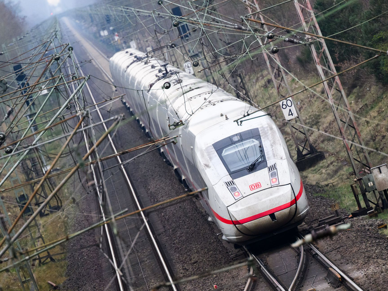 Ein ICE hat in Hamburg-Wilhelmsburg einen Gleisarbeiter erfasst. (Symbolbild) - Foto: Julian Stratenschulte/dpa
