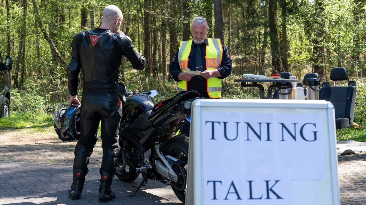 POL-LG: ++ Kontrolle im Amt Neuhaus ++ Polizei kommt mit Motorradfahrenden ins Gespräch ++ Präventionsgedanke im Vordergrund ++ Mehrere mündliche Verwarnungen ++ - Foto: presseportal.de