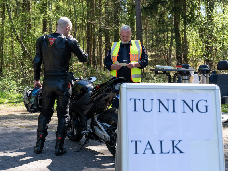 POL-LG: ++ Kontrolle im Amt Neuhaus ++ Polizei kommt mit Motorradfahrenden ins Gespräch ++ Präventionsgedanke im Vordergrund ++ Mehrere mündliche Verwarnungen ++ - Foto: presseportal.de