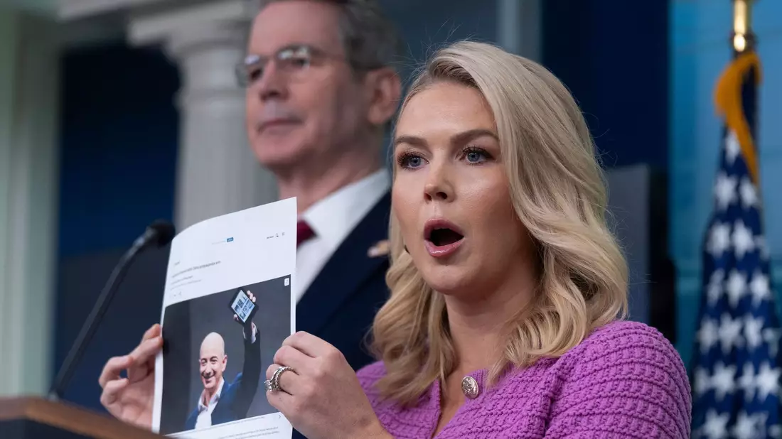 Trumps Sprecherin Karoline Leavitt kritisiert Amazon und dessen Chef Jeff Bezos. - Bild: Manuel Balce Ceneta/AP/dpa
