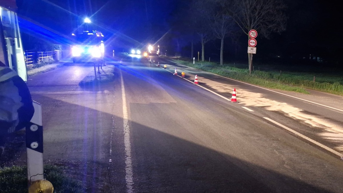 FW Hünxe: Geplatzter Hydraulikschlauch verursacht Ölspur - Foto: presseportal.de