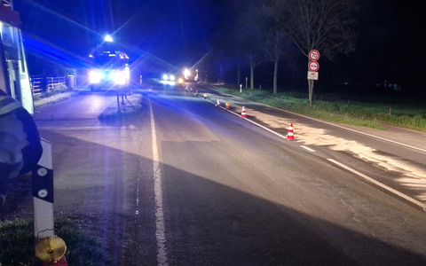 FW Hünxe: Geplatzter Hydraulikschlauch verursacht Ölspur - Foto: presseportal.de