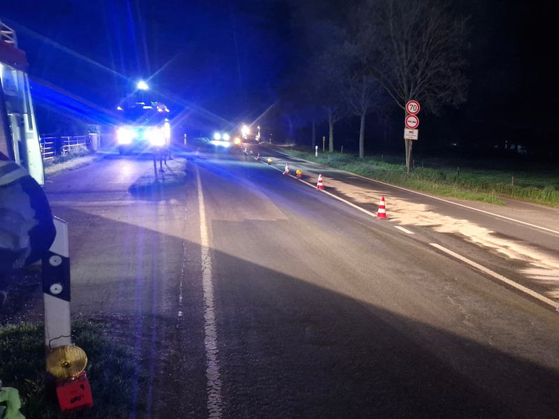 FW Hünxe: Geplatzter Hydraulikschlauch verursacht Ölspur - Foto: presseportal.de