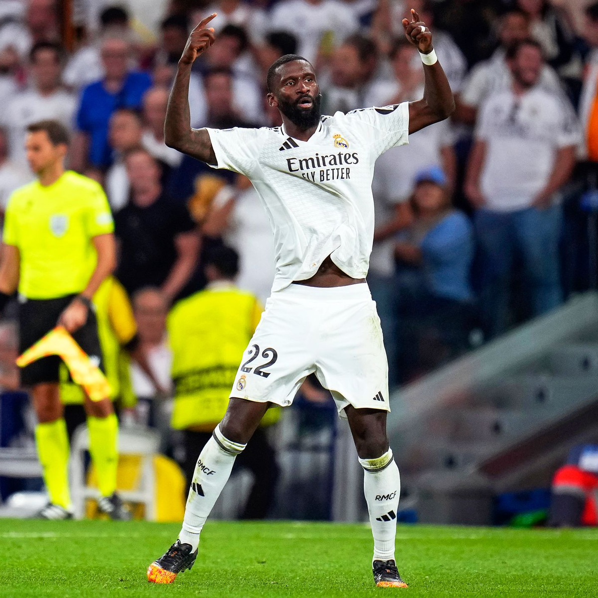 Muss vorerst gesperrt zuschauen: Real Madrids Antonio Rüdiger. - Foto: Manu Fernandez/AP/dpa