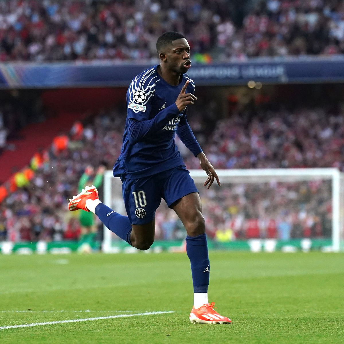 Arsenals Trainer-Legende Arsene Wenger und der britische Premierminister Sir Keir Starmer (hinten,r) - Foto: Adam Davy/PA Wire/dpa