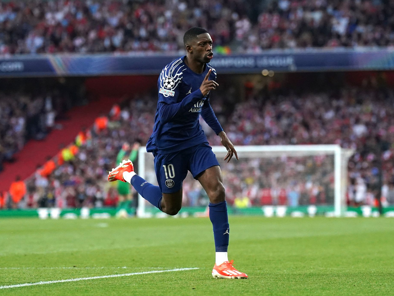 Arsenals Trainer-Legende Arsene Wenger und der britische Premierminister Sir Keir Starmer (hinten,r) - Foto: Adam Davy/PA Wire/dpa