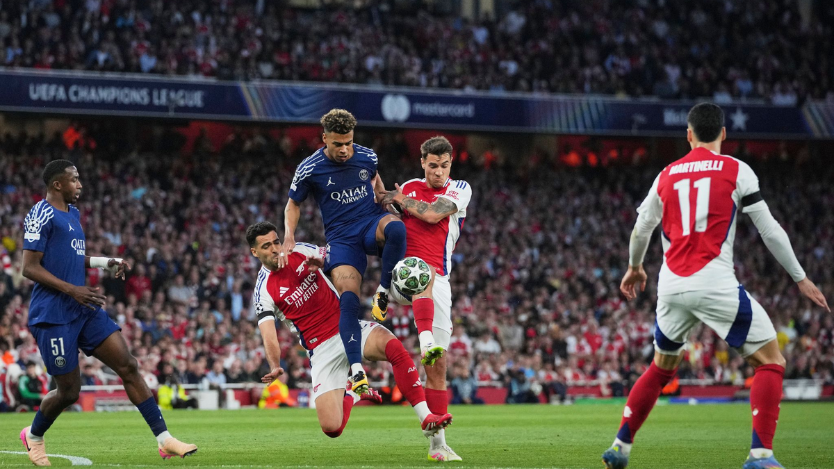 Ousmane Dembélé (r) von Paris Saint-Germain hat sich in der Partie gegen den FC Arsenal leicht verletzt. - Foto: Kin Cheung/AP/dpa