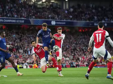 Ousmane Dembélé (r) von Paris Saint-Germain hat sich in der Partie gegen den FC Arsenal leicht verletzt. - Foto: Kin Cheung/AP/dpa
