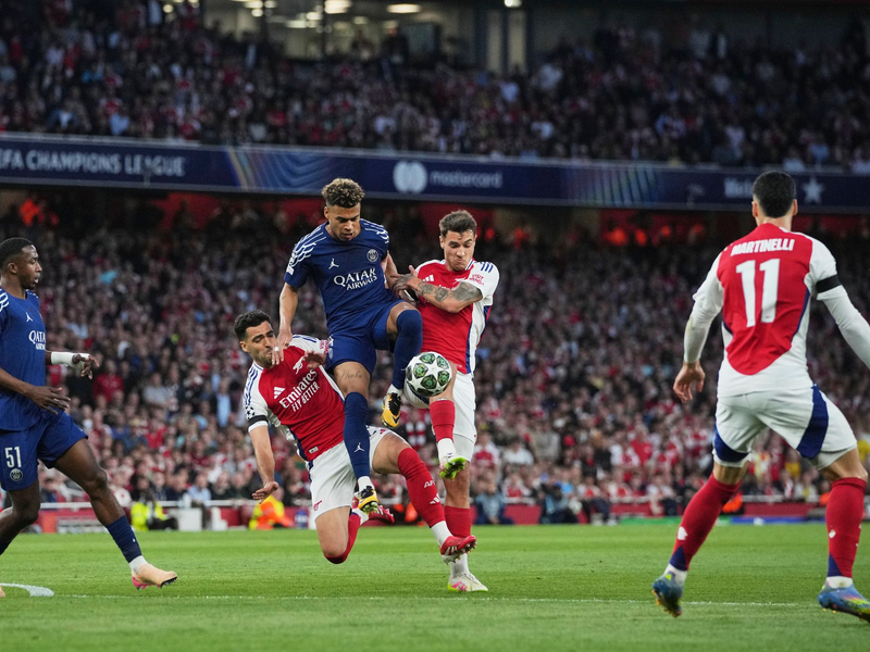 Ousmane Dembélé (r) von Paris Saint-Germain hat sich in der Partie gegen den FC Arsenal leicht verletzt. - Foto: Kin Cheung/AP/dpa