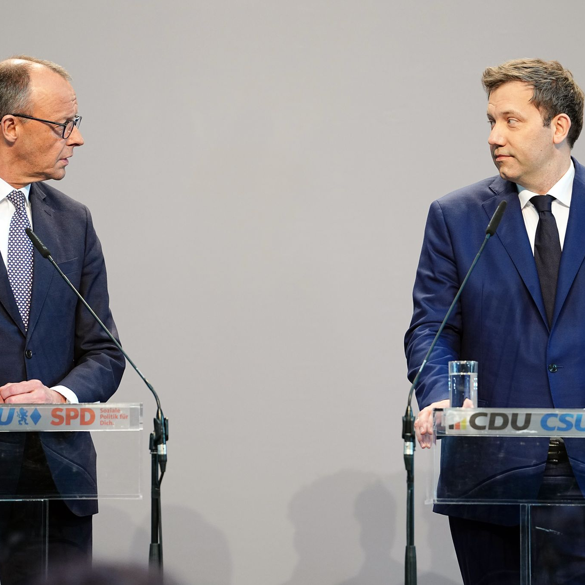 Wollen die deutsche Wirtschaft wieder in Schwung bringen: Der wahrscheinlich nächste Kanzler, Friedrich Merz (CDU), und SPD-Chef Lars Klingbeil. (Archivbild) - Foto: Kay Nietfeld/dpa
