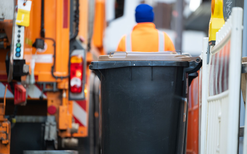 Biotonnen sind wichtig, um organisches Material zu sammeln und Kompost herzustellen - aber was, wenn der Inhalt weniger organisch ist als gedacht? (Archivbild) - Foto: Marijan Murat/dpa
