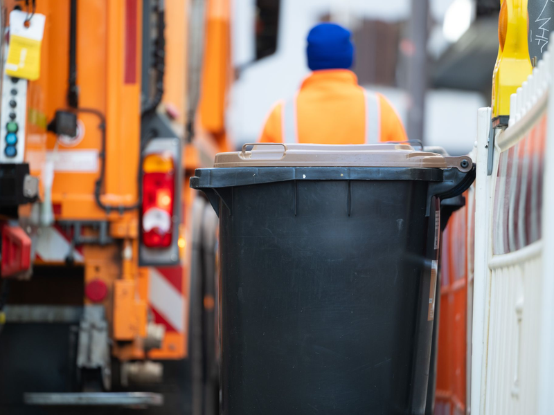 Biotonnen sind wichtig, um organisches Material zu sammeln und Kompost herzustellen - aber was, wenn der Inhalt weniger organisch ist als gedacht? (Archivbild) - Foto: Marijan Murat/dpa