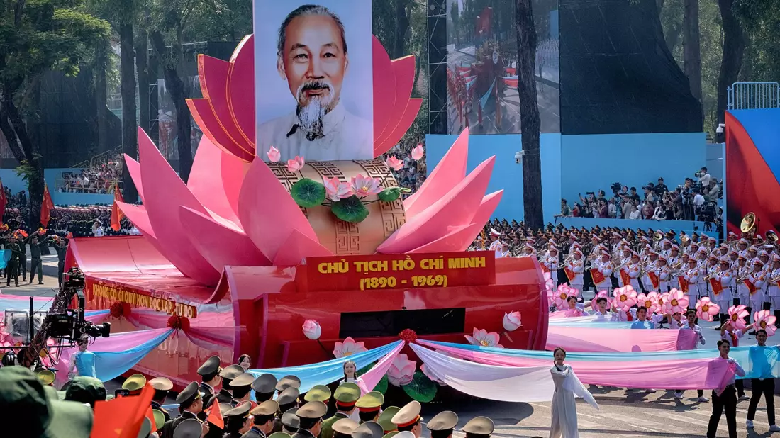 Im Zentrum der Feiern steht auch der Vater der Revolution, Ho Chi Minh. - Bild: Richard Vogel/AP/dpa