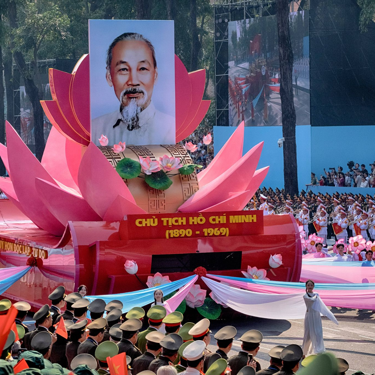 Im Zentrum der Feiern steht auch der Vater der Revolution, Ho Chi Minh. - Foto: Richard Vogel/AP/dpa