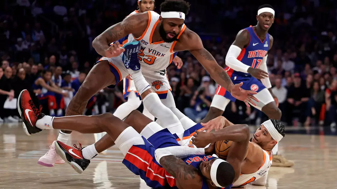 Dennis Schröder (hinten) und die Detroit Pistons setzten sich diesmal in einer umkämpften Partie gegen die New York Knicks durch. - Bild: Adam Hunger/AP/dpa
