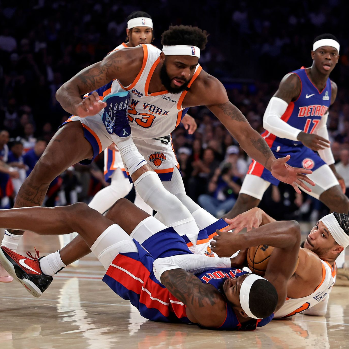 Dennis Schröder (hinten) und die Detroit Pistons setzten sich diesmal in einer umkämpften Partie gegen die New York Knicks durch. - Foto: Adam Hunger/AP/dpa