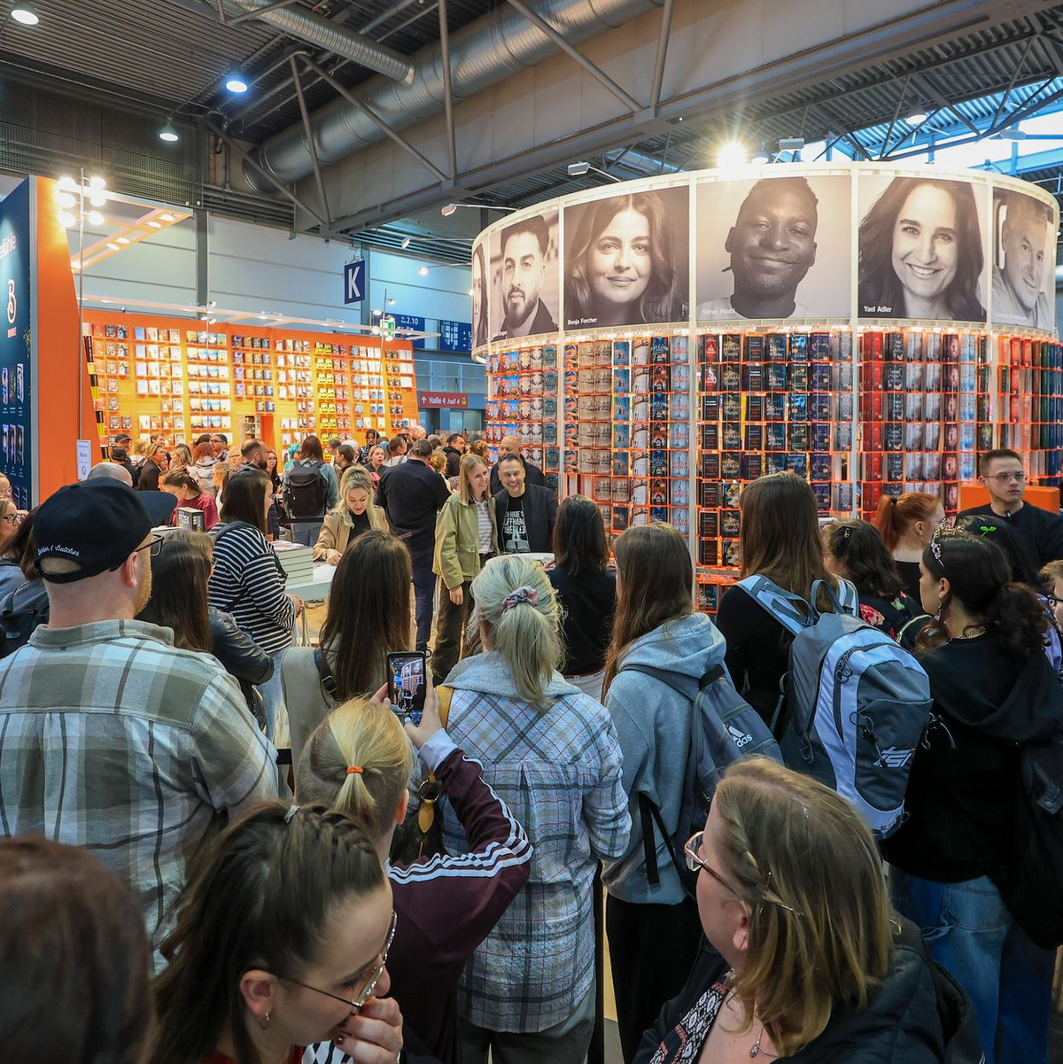 Fitzek bei einer seiner begehrten Signierstunden. (Archivbild) - Foto: Jan Woitas/dpa