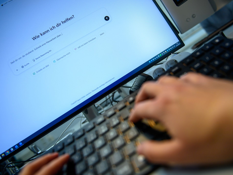 Die neue Variante von ChatGPT übertrieb es mit Zuspruch für die Nutzer. (Archivbild)  - Foto: Klaus-Dietmar Gabbert/dpa