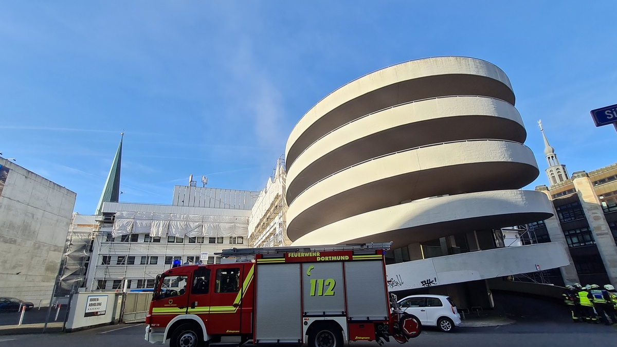 FW-DO: Brennende Baumaterialien sorgen für eine starke Rauchentwicklung - Foto: presseportal.de