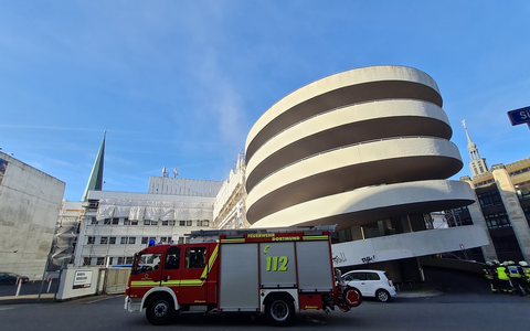 FW-DO: Brennende Baumaterialien sorgen für eine starke Rauchentwicklung - Foto: presseportal.de