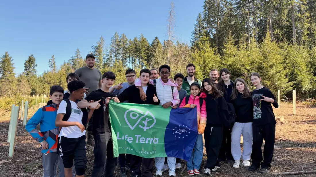 Gemeinsam mit Kindern für die Zukunft / lavera Naturkosmetik, Life Terra und There For Trees starten Aufforstungsprojekt in der Schweiz - Bild: presseportal.de