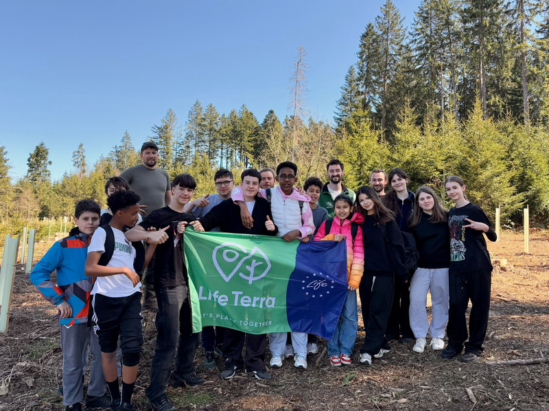 Gemeinsam mit Kindern für die Zukunft / lavera Naturkosmetik, Life Terra und There For Trees starten Aufforstungsprojekt in der Schweiz - Foto: presseportal.de
