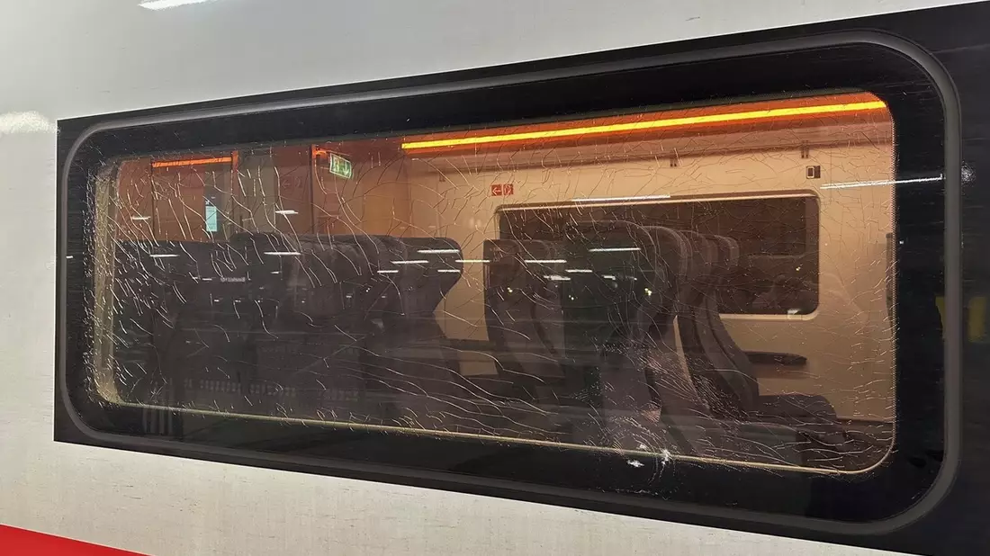 BPOL NRW: Steine auf ICE geworfen - Bundespolizei ermittelt wegen gefährlichen Eingriffs in den Bahnverkehr - Bild: presseportal.de