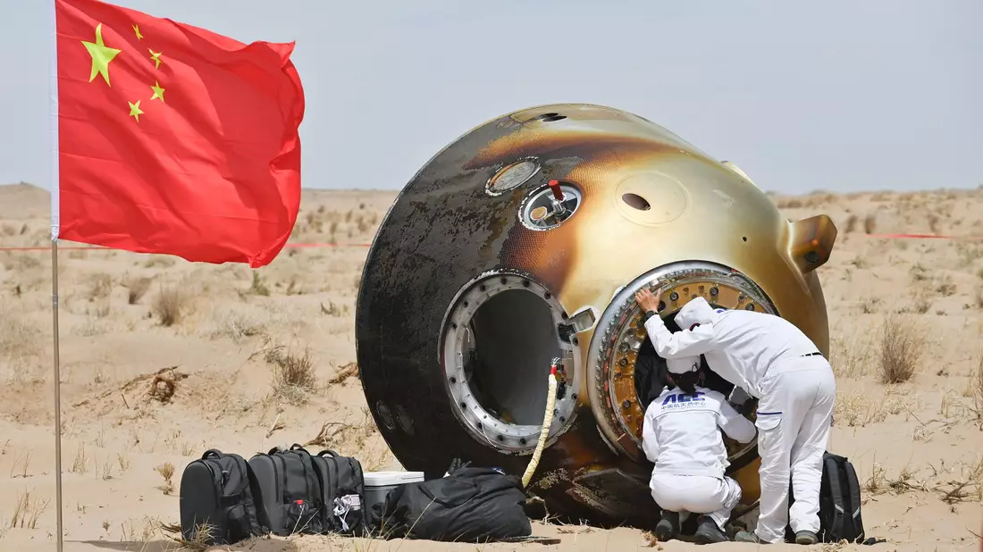 Die Einsatzkräfte am Boden eilten nach der Landung zur Raumkapsel.  - Bild: --/XinHua/dpa