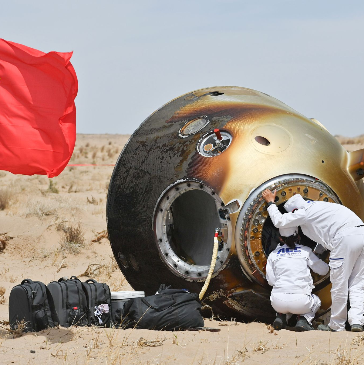 Die Einsatzkräfte am Boden eilten nach der Landung zur Raumkapsel.  - Foto: --/XinHua/dpa