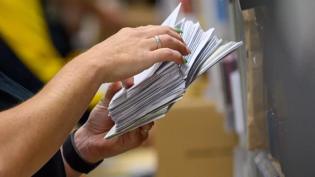 Noch werden massenhaft Briefe verschickt in Deutschland - aber wie lange noch? Hier eine Post-Mitarbeiterin in einem Zustellstützpunkt bei der Arbeit. - Bild: Klaus-Dietmar Gabbert/dpa