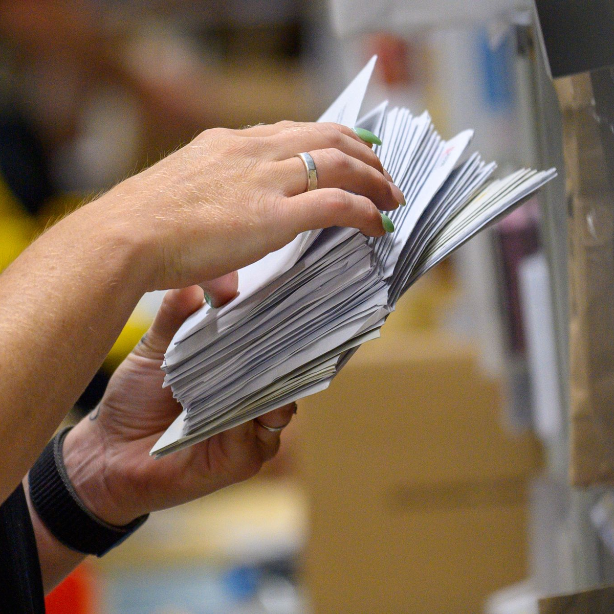 Noch werden massenhaft Briefe verschickt in Deutschland - aber wie lange noch? Hier eine Post-Mitarbeiterin in einem Zustellstützpunkt bei der Arbeit. - Foto: Klaus-Dietmar Gabbert/dpa