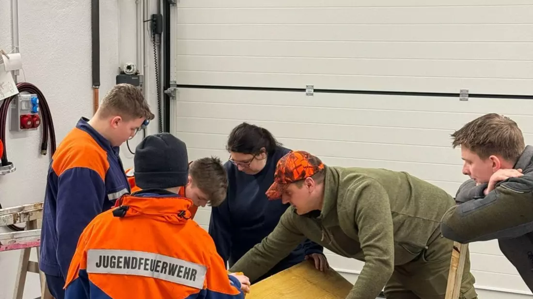 FW-AR: Breitenbrucher Jugendfeuerwehr baut Entenhaus - Bild: presseportal.de