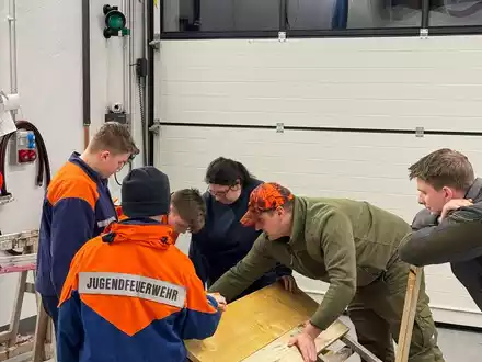 FW-AR: Breitenbrucher Jugendfeuerwehr baut Entenhaus - Foto: presseportal.de