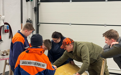 FW-AR: Breitenbrucher Jugendfeuerwehr baut Entenhaus - Foto: presseportal.de