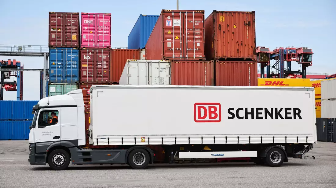 DB Schenker ist an den dänischen Logistiker DSV verkauft worden. (Archivbild) - Bild: Christian Charisius/dpa