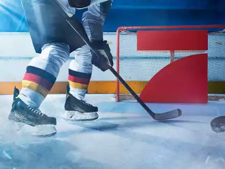 Eishockey-Bundestrainer Harold Kreis: Das Viertelfinale ist als Ziel gesetzt / Uwe Krupp verstärkt das ran-Team als Experte bei der WM auf ProSieben und Joyn - Foto: Seven.One/Marc Rehbeck, presseportal.de