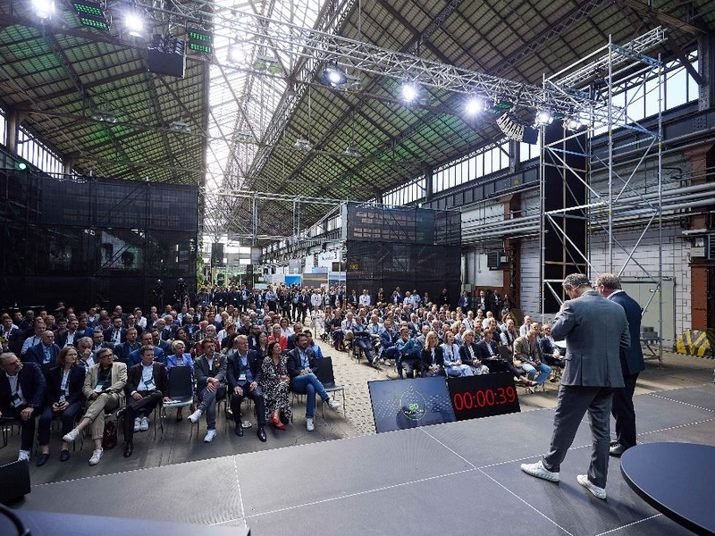 Spitzenpolitik beim Summit von Neues Bauen - Foto: presseportal.de