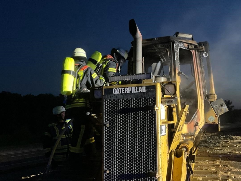 FW-OG: Fahrerkabine einer Planierraupe brennt aus. - Foto: presseportal.de