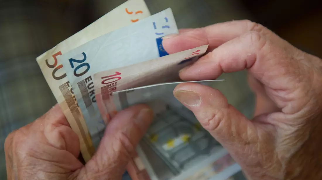 3,74 Prozent mehr Rente erhalten die Rentnerinnen und Rentner ab 1. Juli. (Symbolbild) - Bild: Marijan Murat/dpa/dpa-tmn