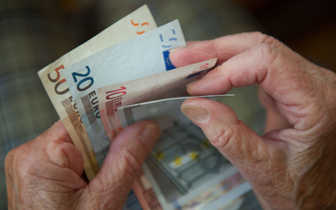 3,74 Prozent mehr Rente erhalten die Rentnerinnen und Rentner ab 1. Juli. (Symbolbild) - Foto: Marijan Murat/dpa/dpa-tmn
