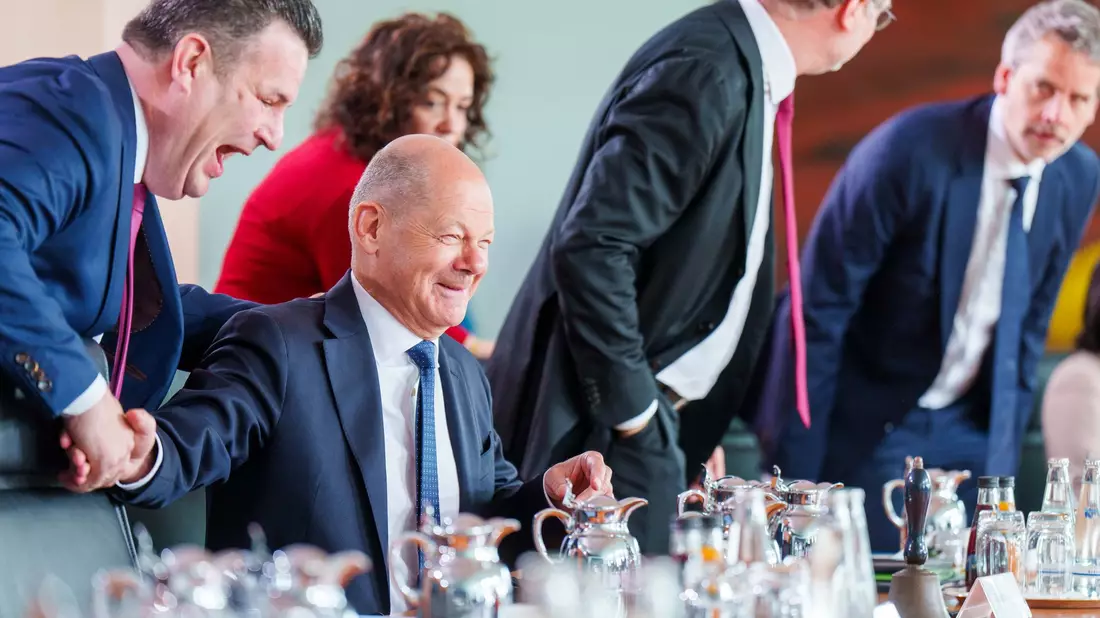 Der geschäftsführende Arbeitsminister Hubertus Heil (l., SPD) scheidet wahrscheinlich genauso aus der Regierung aus wie sein Chef Olaf Scholz. - Bild: Michael Kappeler/dpa