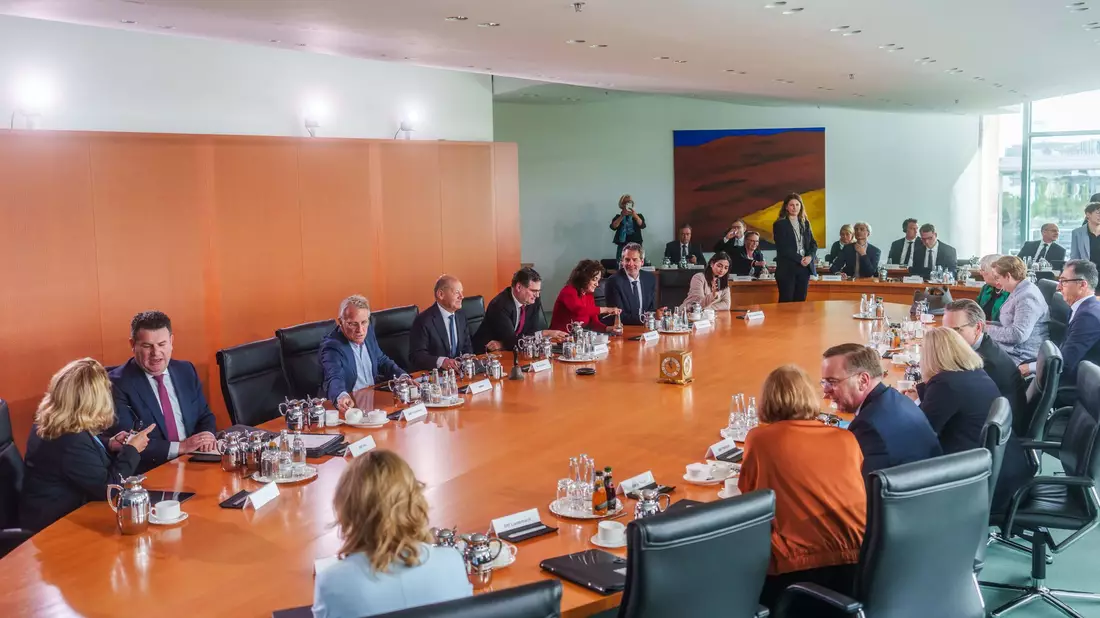 Mittwochs treffen sich die Ministerinnen und Minister mit dem Kanzler im Kabinettsaal des Bundeskanzleramts. - Bild: Michael Kappeler/dpa