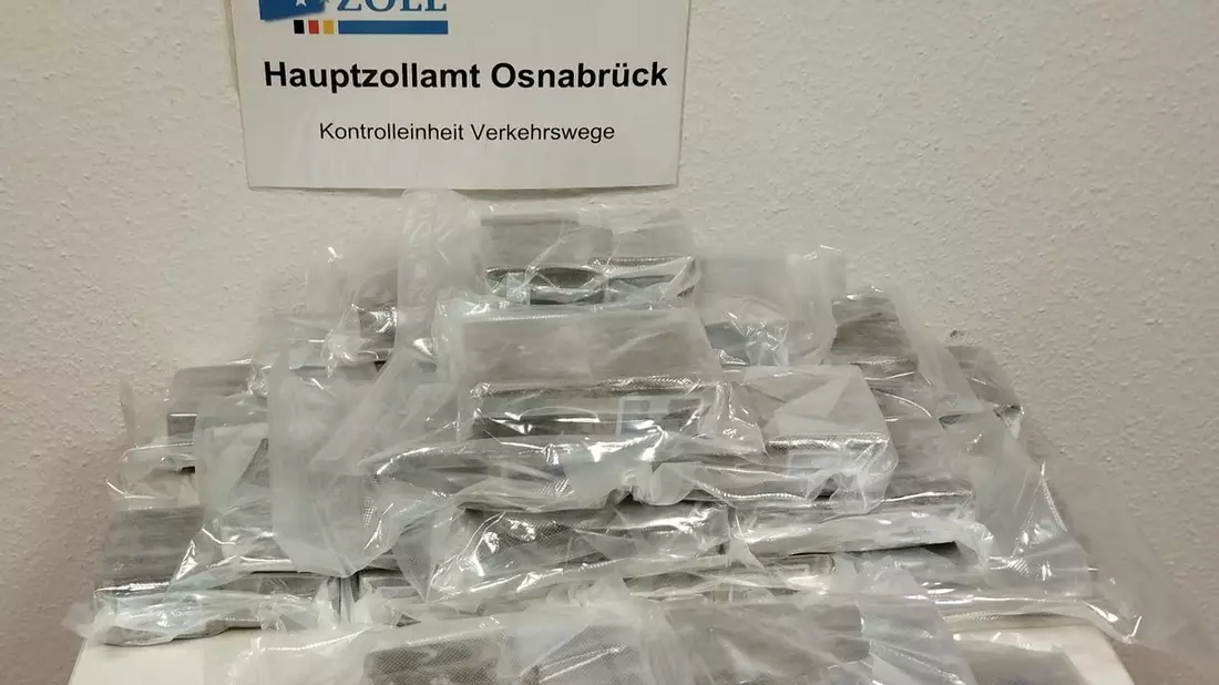 HZA-OS: Osnabrücker Zoll stellt mehr als 25 Kilogramm Haschisch sicher; Straßenverkaufswert von rund 235.000 Euro - Bild: presseportal.de