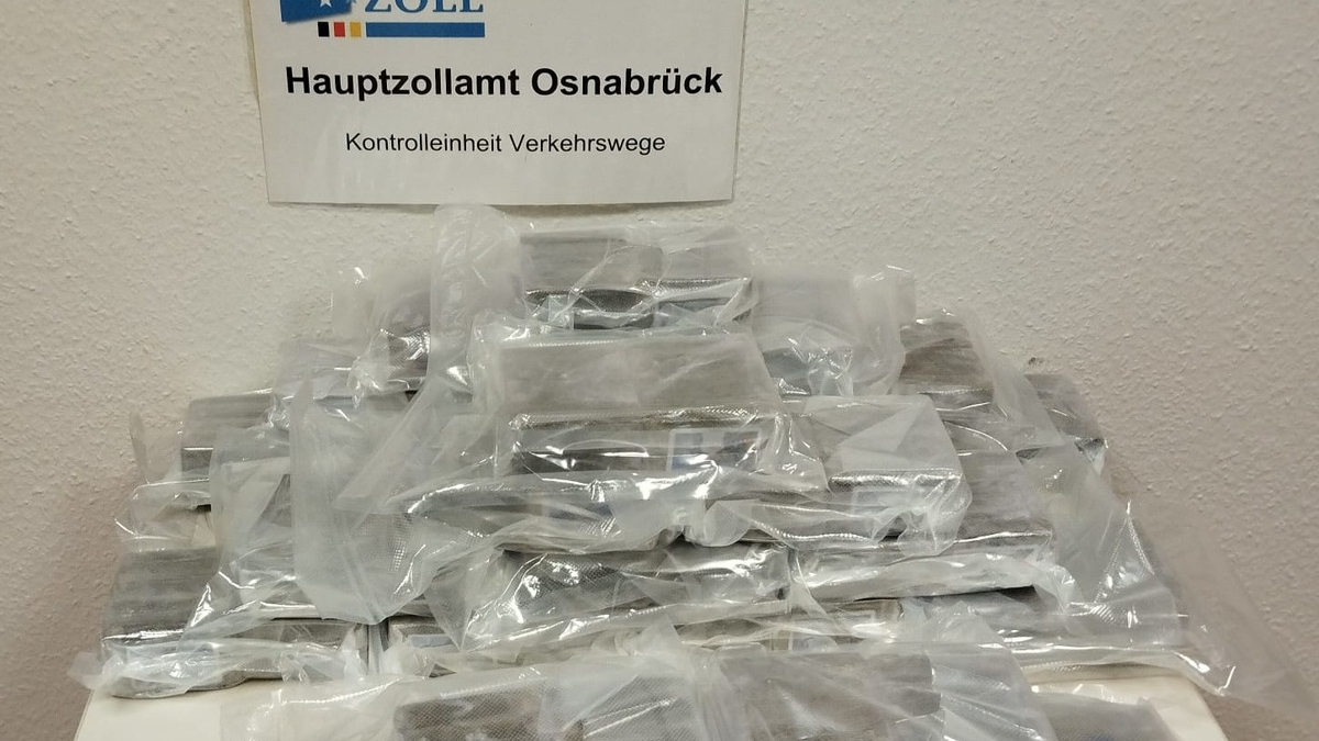 HZA-OS: Osnabrücker Zoll stellt mehr als 25 Kilogramm Haschisch sicher; Straßenverkaufswert von rund 235.000 Euro - Foto: presseportal.de