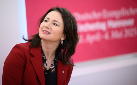 Kirchentagspräsidentin: Christlicher Glaube ist politisch. - Foto: Julian Stratenschulte/dpa