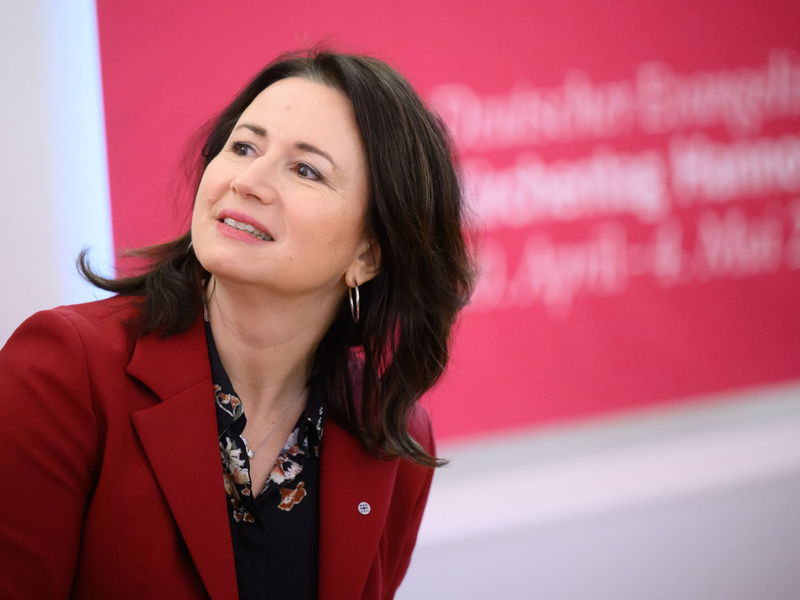 Die Kirche solle sich nicht aus gesellschaftlichen Debatten heraushalten, sagt Kirchentagspräsidentin Siegesmund. (Archivbild) - Foto: Julian Stratenschulte/dpa