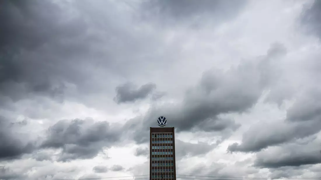 Unterm Strich war der VW-Konzerngewinn im ersten Quartal um 41 Prozent eingebrochen. (Archivbild) - Bild: Julian Stratenschulte/dpa